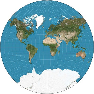 Já a projeção cartográfica é o traçado de linhas numa superfície plana, construindo assim mapas. Toda representação da Terra em mapas gera distorções. As projeções cartográficas visam minimizar algumas dessas distorções. (Foto: Wikimedia Commons)