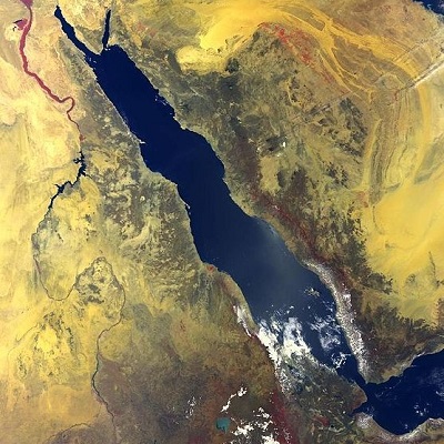O Mar Vermelho, entre a África e a Península Arábica, se originou de uma enorme falha geológica. Foi assim que o relevo da região foi rebaixado, acumulando água e formando o Planalto dos Grandes Lagos. (Foto: Wikimedia Commons)