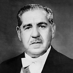 O golpe, que começou com a promessa de rápida volta ao regime democrático, logo adotou medidas ditatoriais. Foi nessa época que surgiram os  Atos Institucionais, decretos do Regime Militar que valiam como lei. Os primeiros AIs deram poder aos militares para alterar a constituição, dissolver partidos políticos, determinaram eleições indiretas e revogaram a constituição de 1946, entre outras coisas. Mas foi com a posse do segundo presidente, o Marechal Costa e Silva, que a ditadura endureceu. O golpe, que começou com a promessa de rápida volta ao regime democrático, logo adotou medidas ditatoriais. Foi nessa época que surgiram os  Atos Institucionais, decretos do Regime Militar que valiam como lei. Os primeiros AIs deram poder aos militares para alterar a constituição, dissolver partidos políticos, determinaram eleições indiretas e revogaram a constituição de 1946, entre outras coisas. Mas foi com a posse do segundo presidente, o Marechal Costa e Silva, que a ditadura endureceu.