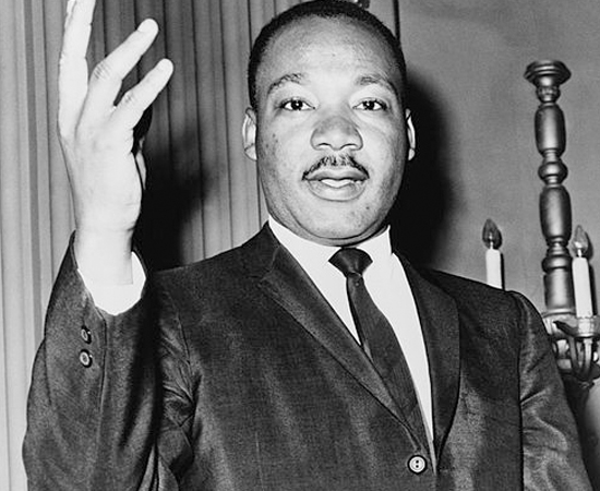 MARTIN LUTHER KING JR. (1929 - 1968)  - Pastor protestante e ativista político americano. Foi um importante líder do movimento dos direitos civis dos negros nos Estados Unidos.