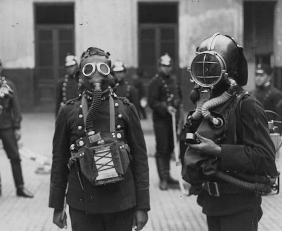 O uso de armas químicas foi responsável por 90 mil mortes durante o conflito. Para se defender, os britânicos desenvolveram as máscaras de gás, hoje fundamentais na indústria e em laboratórios. (Foto: Creative Commons)