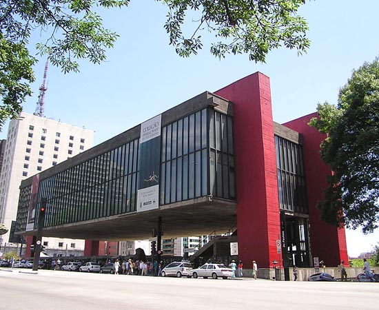 MASP - O Museu de Arte de São Paulo Assis Chateaubriand possui mais de 8 mil peças, dentre as quais destacam-se as pinturas italianas e francesas. Seu acervo é tombado pelo Patrimônio Histórico e Artístico Nacional desde 1969. É um dos cartões postais de São Paulo. Localiza-se na Avenida Paulista. MASP - O Museu de Arte de São Paulo Assis Chateaubriand possui mais de 8 mil peças, dentre as quais destacam-se as pinturas italianas e francesas. Seu acervo é tombado pelo Patrimônio Histórico e Artístico Nacional desde 1969. É um dos cartões postais de São Paulo. Localiza-se na Avenida Paulista.
