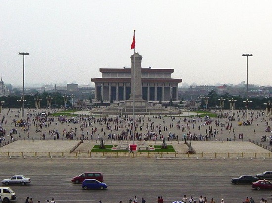 Em 1989,  o governo de Dèng Xiǎopíng reprimiu violentamente as manifestações da Praça da Paz Celestial. Ele renunciou após a repercussão internacional negativa e, anos mais tarde, se aposentou. (Foto: Wikimedia Commons)