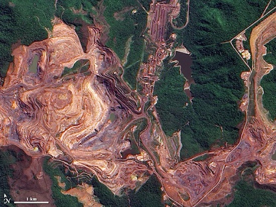 A outra gigantesca reserva de minérios do Brasil é a Província Mineral de Carajás, no Pará. A exploração ali começou mais tarde, na década de 1970, mas mudou bastante a paisagem. (Foto: Wikimedia Commons)