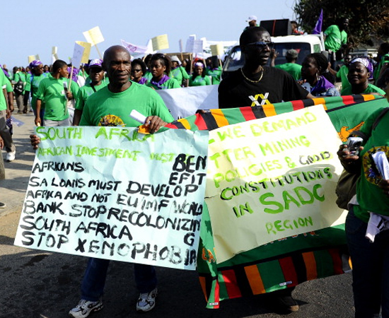 184ª posição - MOÇAMBIQUE - Após um governo socialista fracassado, o país realizou sua primeira eleição pluripartidarista em 1994. Atualmente, a população sofre com a falta de infraestrutura, com o desemprego e com a corrupção política. 184ª posição - MOÇAMBIQUE - Após um governo socialista fracassado, o país realizou sua primeira eleição pluripartidarista em 1994. Atualmente, a população sofre com a falta de infraestrutura, com o desemprego e com a corrupção política.