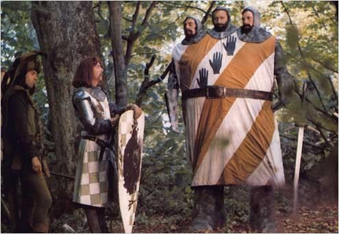 Monty Python em Busca do Cálice Sagrado (1975) - Essa obra britânica conta a lenda do Rei Arthur e a busca pelo Cálice Sagrado de forma irônica. É uma boa forma de rir e ao mesmo tempo mergulhar na Idade média, época de cavaleiros, bruxas, príncipes e reis.