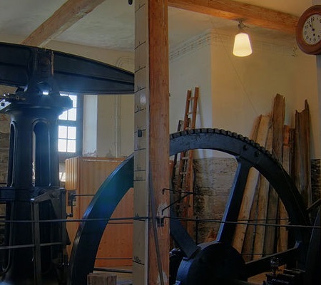 Em 1698, o inglês Thomas Newcomen desenvolveu um equipamento para drenar água das minas de carvão. O sistema foi aperfeiçoado por James Watt que, em 1768, inventou a máquina a vapor. (Foto: Wikimedia Commons)