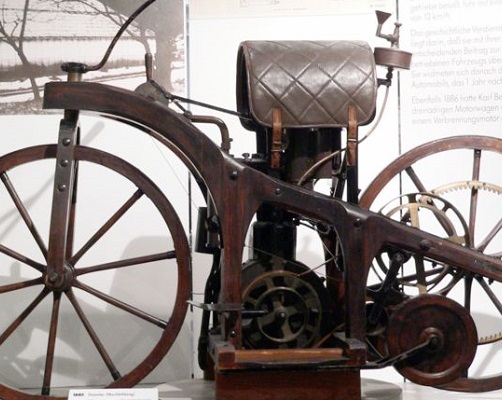 O primeiro motor a explosão foi criado em 1885, pelo alemão Wilhelm Daimler, que  também criou a motocicleta. Não demorou muito até que a indústria automobilística se desenvolvesse. (Foto: Wikimedia Commons)