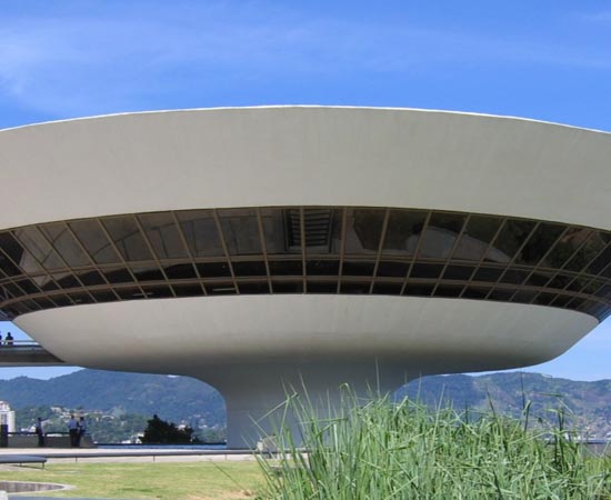 MUSEU DE ARTE CONTEMPORÂNEA DE NITERÓI - É um dos museus mais famosos do Brasil por causa de sua arquitetura exótica, projetada por Oscar Niemeyer. Abriga a segunda maior coleção de arte contemporânea do país. MUSEU DE ARTE CONTEMPORÂNEA DE NITERÓI - É um dos museus mais famosos do Brasil por causa de sua arquitetura exótica, projetada por Oscar Niemeyer. Abriga a segunda maior coleção de arte contemporânea do país.