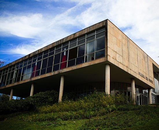 MUSEU DE ARTE DA PAMPULHA - Localiza-se em Belo Horizonte (MG), em um edifício projetado por Oscar Niemeyer (e que antes abrigava um cassino). Possui mais de 1.600 peças de Arte Contemporânea. MUSEU DE ARTE DA PAMPULHA - Localiza-se em Belo Horizonte (MG), em um edifício projetado por Oscar Niemeyer (e que antes abrigava um cassino). Possui mais de 1.600 peças de Arte Contemporânea.