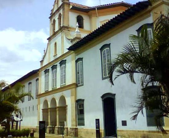 MUSEU DE ARTE SACRA DE SÃO PAULO - É um importante centro de estudo, conservação e exposição de objetos relacionados à arte sacra. Possui mais de 12 mil itens. Está localizado no Mosteiro da Luz, em São Paulo.