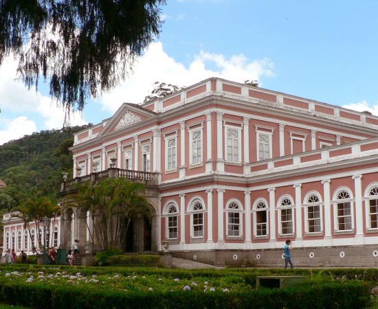 MUSEU IMPERIAL - Possui o principal acervo do país relativo ao império brasileiro. São mais de 300 mil itens! Destacam-se as joias imperiais, a coroa de Dom Pedro I, móveis exclusivos, instrumentos musicais raríssimos e o trono do imperador. Está localizado no centro de Petrópolis, no Rio de Janeiro. MUSEU IMPERIAL - Possui o principal acervo do país relativo ao império brasileiro. São mais de 300 mil itens! Destacam-se as joias imperiais, a coroa de Dom Pedro I, móveis exclusivos, instrumentos musicais raríssimos e o trono do imperador. Está localizado no centro de Petrópolis, no Rio de Janeiro.