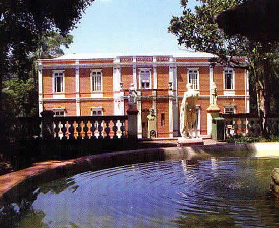 MUSEU MARIANO PROCÓPIO - Localizado em Juiz de Fora (MG), é um dos principais acervos com país, com mais de 50 mil itens. Exibe pinturas, esculturas, peças de História Natural, armas, joias, moveis e objetos sacros. MUSEU MARIANO PROCÓPIO - Localizado em Juiz de Fora (MG), é um dos principais acervos com país, com mais de 50 mil itens. Exibe pinturas, esculturas, peças de História Natural, armas, joias, moveis e objetos sacros.