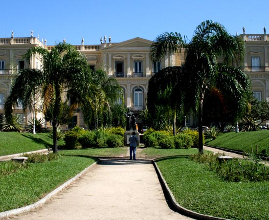 MUSEU NACIONAL - É o museu mais antigo do Brasil. Reúne os maiores acervos científicos da América Latina. Exibe mais de três mil itens. Integra a estrutura acadêmica da Universidade Federal do Rio de Janeiro (UFRJ). Está localizado na Quinta da Boa Vista, em São Cristóvão (RJ).