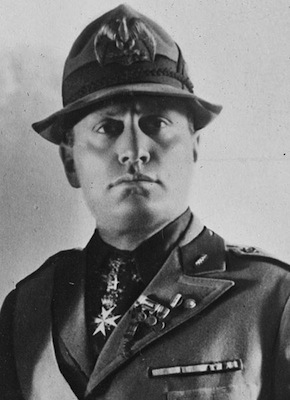 Benito Mussolini chegou ao poder em 1922. Em sete anos, ele extinguiu os outros partidos políticos e tornou o a Itália um país de partido único: o fascista.