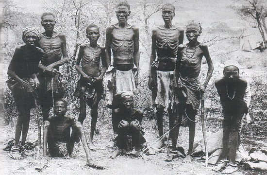 Em 1904, os Hererós, um povo tribal que até hoje habita o sul da África, se revoltaram contra a colonização alemã. A resposta dos colonizadores foi forte: os hererós foram enviados para campos de concentração e mortos. Estima-se que 65 mil hererós - o equivalente a 80% da população - tenham sido assassinados. (Foto: Wikimedia Commons)