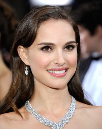A atriz Natalie Portman estudou Psicologia em Harvard, uma das universidades mais conceituadas do mundo. Na época, ela declarou ao jornal New York Post: Vou entrar na faculdade e não me importo se isso vai arruinar minha carreira. Prefiro ser inteligente a ser uma estrela de cinema. Conseguiu ser as duas coisas e, depois, ainda estudou antropologia da violência pela Universidade Hebraica em Jerusalém, onde nasceu A atriz Natalie Portman estudou Psicologia em Harvard, uma das universidades mais conceituadas do mundo. Na época, ela declarou ao jornal New York Post: Vou entrar na faculdade e não me importo se isso vai arruinar minha carreira. Prefiro ser inteligente a ser uma estrela de cinema. Conseguiu ser as duas coisas e, depois, ainda estudou antropologia da violência pela Universidade Hebraica em Jerusalém, onde nasceu