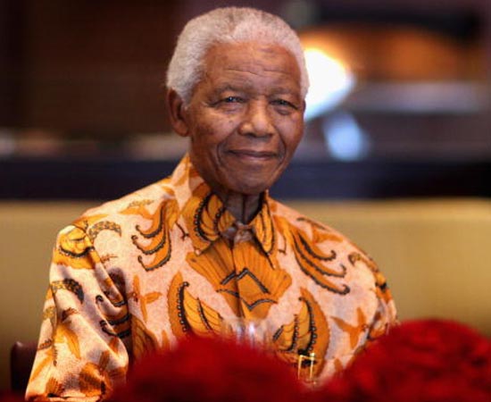NELSON MANDELA - 1994. É advogado, ex-líder rebelde e ex-presidente da África do Sul. Considerado o mais importante líder da África Negra, ganhador do Prêmio Nobel da Paz de 1993. Antes de se tornar governante, passou 27 anos em cárcere. NELSON MANDELA - 1994. É advogado, ex-líder rebelde e ex-presidente da África do Sul. Considerado o mais importante líder da África Negra, ganhador do Prêmio Nobel da Paz de 1993. Antes de se tornar governante, passou 27 anos em cárcere.