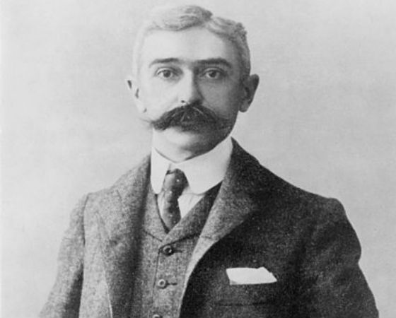 Em 1896, o barão de Coubertin, um apaixonado por esportes, consegue apoio para recriar a competição. Atenas recebe atletas de 13 países e os campeões recebem medalhas de prata e bronze (a de ouro surgiria em 1904).