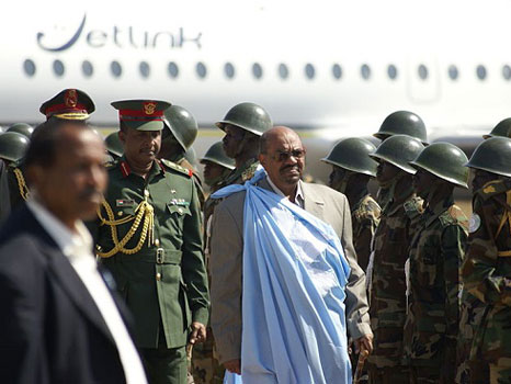 O Presidente do Sudão chegou ao poder em 1989, quando o país passou por um golpe de estado. Em 2009, a Corte Penal Internacional emitiu mandado de prisão para Omar Al Bashir, acusado de genocídio. Ele segue no poder. O Presidente do Sudão chegou ao poder em 1989, quando o país passou por um golpe de estado. Em 2009, a Corte Penal Internacional emitiu mandado de prisão para Omar Al Bashir, acusado de genocídio. Ele segue no poder.