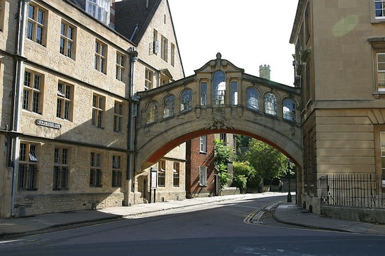 OXFORD - Eterna rival de Cambridge, as duas concorrem pelo título de serem a casa da melhor universidade do Reino Unido. Oxford, no entanto, é altamente industrializada e a vida da cidade não gira em todo das atividades estudantis. A Oxford University é a universidade de língua inglesa  mais antigas do mundo, <br><br>Pontuação total no estudo: 67,6 pontos