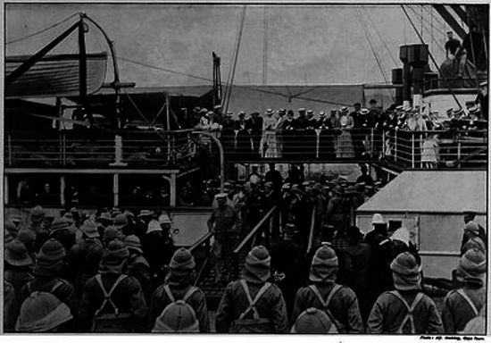 Embora derrotados, os africânderes ainda mantinham controle sobre minas e jazidas de recursos minerais na África do Sul. Isso deu a eles poder político e econômico para influência as decisões do governo britânico. Graças a essa barganha, os ingleses toparam incluir na Constituição do país vários artigos racistas que mantinham os privilégios dos africânderes. Entre eles, a segregação territorial de negros, mestiços e indianos, que ficaram confinados em reservas que totalizavam 8% do território. Em poucas décadas, essas leis foram endurecendo, até chegarem a proibir as relações sexuais entre indivíduos de raças diferentes. (Foto: Wikimedia Commons) Embora derrotados, os africânderes ainda mantinham controle sobre minas e jazidas de recursos minerais na África do Sul. Isso deu a eles poder político e econômico para influência as decisões do governo britânico. Graças a essa barganha, os ingleses toparam incluir na Constituição do país vários artigos racistas que mantinham os privilégios dos africânderes. Entre eles, a segregação territorial de negros, mestiços e indianos, que ficaram confinados em reservas que totalizavam 8% do território. Em poucas décadas, essas leis foram endurecendo, até chegarem a proibir as relações sexuais entre indivíduos de raças diferentes. (Foto: Wikimedia Commons)