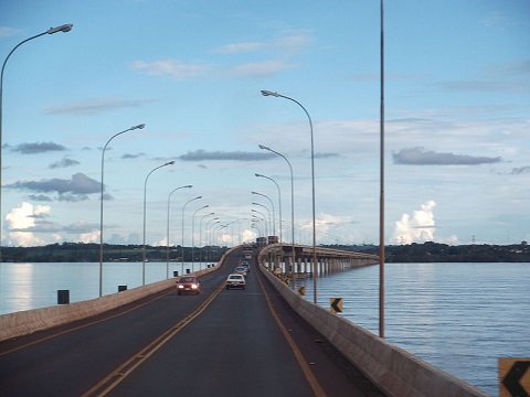 Muitos dos rios brasileiros são de planalto e desaguam no mar, havendo um reduzido número de lagos dentro do território nacional. Por conta dessas características, nosso país tem um grande potencial hidrelétrico. (Foto: Wikimedia Commons)