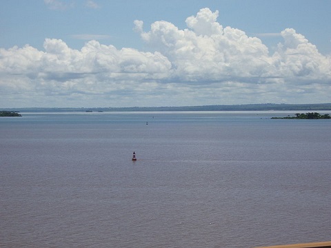 Os rios brasileiros são alimentados pelas águas das chuvas. Na maioria deles, as cheias acontecem no verão. Já os rios que passam pelo nordeste costumam ter cheias no outono e no inverno. (Foto: Wikimedia Commons)