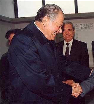Pinochet só foi tirado do poder em 1990, encerrando a última ditadura militar do continente. Ele foi sucedido por Patricio Aylwin (foto), que obteve 55% dos votos válidos na primeira eleição presidencial pós Pinochet. Foto: Wikimedia Commons