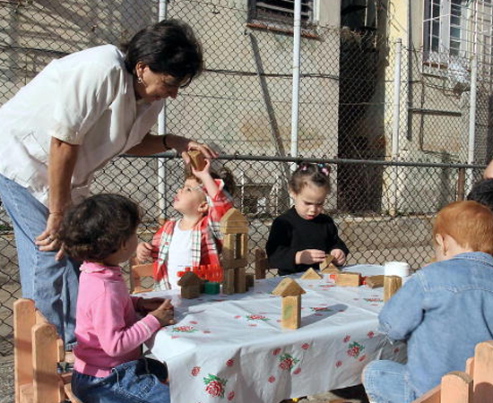 PEDAGOGIA - É a área que trata dos princípios e métodos de ensino, na administração de escolas e na condução dos assuntos educacionais. O pedagogo pode se especializar em educação infantil.