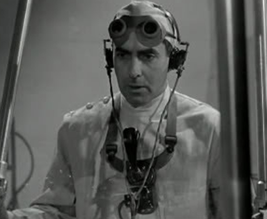 No filme JAMAIS TE ESQUECEREI (1951), o físico americano Peter Standish herda um apartamento em Londres que ainda mantem a decoração do século XVIII. Lá ele acredita que pode viajar no tempo. Um dia, um raio o transporta para Londres de 1784, onde as condições sociais são horríveis e a sociedade não aceita seu comportamento estranho. No filme JAMAIS TE ESQUECEREI (1951), o físico americano Peter Standish herda um apartamento em Londres que ainda mantem a decoração do século XVIII. Lá ele acredita que pode viajar no tempo. Um dia, um raio o transporta para Londres de 1784, onde as condições sociais são horríveis e a sociedade não aceita seu comportamento estranho.