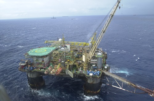 Em segundo lugar aparecem os combustíveis, em especial o petróleo bruto. 12,1% das vendas brasileiras são desses produtos. Em segundo lugar aparecem os combustíveis, em especial o petróleo bruto. 12,1% das vendas brasileiras são desses produtos.