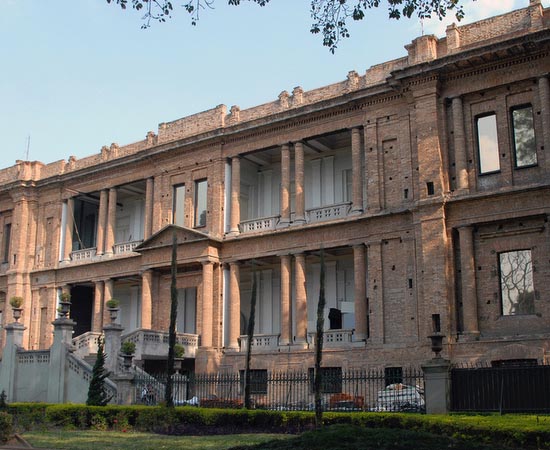 PINACOTECA DE SÃO PAULO - É um dos mais importantes museus de Arte do Brasil. Abrange majoritariamente a história da pintura brasileira dos séculos 19 e 20. Está localizada na região central da cidade de São Paulo. PINACOTECA DE SÃO PAULO - É um dos mais importantes museus de Arte do Brasil. Abrange majoritariamente a história da pintura brasileira dos séculos 19 e 20. Está localizada na região central da cidade de São Paulo.