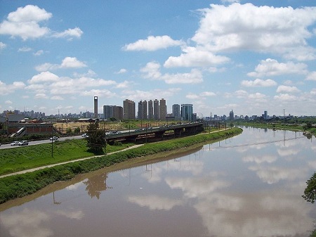 Nas grandes cidades, a água de rios e lagos pode sofrer as consequências da poluição. E tem ainda o problema do desperdício de recursos hídricos e da poluição dos rios. (Foto: Wikimedia Commons)