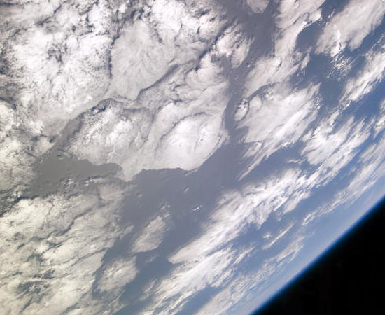 Os cientistas estimam que a Terra tenha aproximadamente 4 bilhões de anos, mas, durante esse período ela passou por diferentes transformações que foram enquadradas em diferentes eras geológicas, que correspondem a grandes intervalos de tempo divididos em períodos. Os cientistas estimam que a Terra tenha aproximadamente 4 bilhões de anos, mas, durante esse período ela passou por diferentes transformações que foram enquadradas em diferentes eras geológicas, que correspondem a grandes intervalos de tempo divididos em períodos.