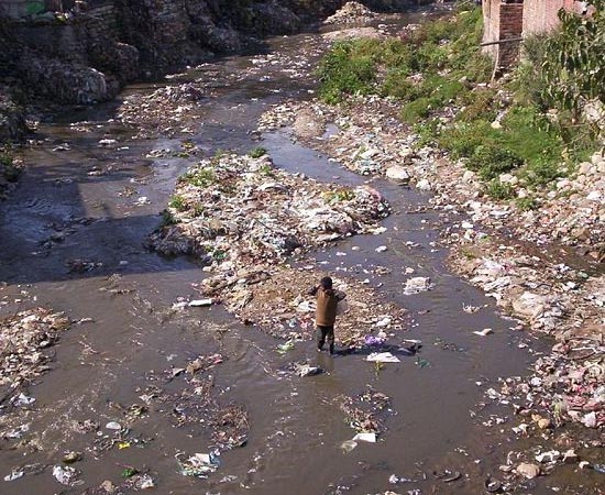POLUIÇÃO DA ÁGUA - Estude sobre contaminação e saneamento básico.