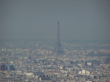 Um fenômeno comum em grandes cidades é a inversão térmica, que ocorre quando as camadas da atmosfera se invertem, ficando as mais frias próximas ao solo. Isso dificulta a circulação do ar e aumenta a poluição. (Foto: Wikimedia Commons)