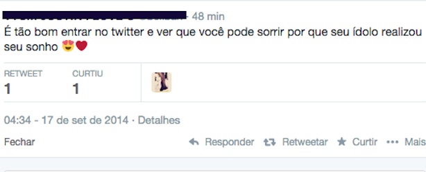 Quando aparece junto e sem acento, é uma conjunção causal ou explicativa que quer dizer pois, uma vez que ou para que. Dessa forma, a menina deveria ter sorrido ao entrar no twitter porque o ídolo dela realizou seu sonho.