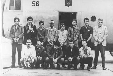 A ditadura teve oposição, inclusive armada: de 1966 a 1974, 1416 civis pegaram em armas. Eles assaltaram bancos, realizaram atentados a bomba, sequestram aviões e até mesmo diplomatas estrangeiros, como o embaixador norte-americano Charles Burke Elbrick. Ele foi solto 2 dias depois, em troca da libertação de presos políticos do regime. A ditadura teve oposição, inclusive armada: de 1966 a 1974, 1416 civis pegaram em armas. Eles assaltaram bancos, realizaram atentados a bomba, sequestram aviões e até mesmo diplomatas estrangeiros, como o embaixador norte-americano Charles Burke Elbrick. Ele foi solto 2 dias depois, em troca da libertação de presos políticos do regime.