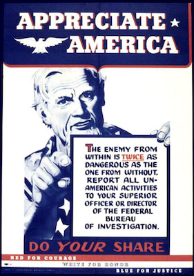 O inimigo que vem de dentro é duas vezes mais perigoso que o inimigo que vem de fora. Reporte todas as atividades não-americanas ao seu superior ou diretor do Federal Bureal of Investigation (FBI) diz o cartaz. O envolvimento com o comunismo era considerado uma atividade não-americana e deveria ser denunciado.