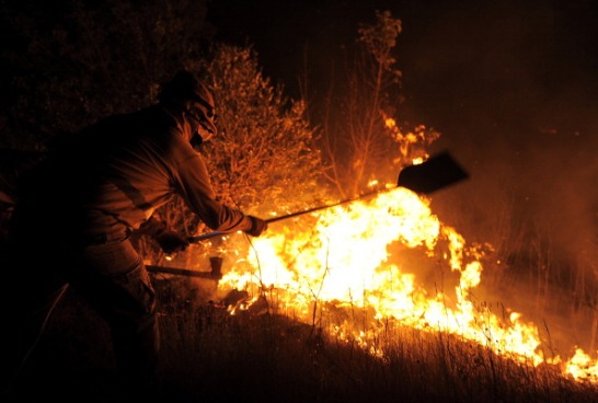 Os bombeiros são vistos de forma idealizada pela sociedade, o que dificulta perceber as dificuldades pelas quais passam. A urgência  das situações atendidas torna a profissão altamente estressante. (Imagem: Getty Images) Os bombeiros são vistos de forma idealizada pela sociedade, o que dificulta perceber as dificuldades pelas quais passam. A urgência  das situações atendidas torna a profissão altamente estressante. (Imagem: Getty Images)