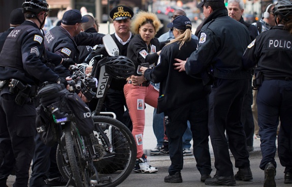 O mantra das corporações - servir e proteger a comunidade - colocam um grande peso nas costas dos policiais. São muitas tarefas para uma pessoa: estar alerta, portar uma arma, julgar pessoas e, se necessário, agir. (Imagem: Getty Images) O mantra das corporações - servir e proteger a comunidade - colocam um grande peso nas costas dos policiais. São muitas tarefas para uma pessoa: estar alerta, portar uma arma, julgar pessoas e, se necessário, agir. (Imagem: Getty Images)