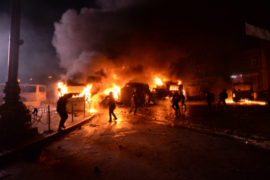 A população do lado ocidental do país, que estava do lado da União Europeia, reagiu com violência ao acordo. Ocupou o prédio da prefeitura de Kiev e a Praça da Independência. O governo reprimiu fortemente as manifestações, o que só aumentou a tensão na capital ucraniana. <br><br>Depois de uma tentativa fracassada de um acordo de paz, Yanukovich deixou a presidência. Um governo interino pró-União Europeia assumiu o poder. (Foto: Wikimedia Commons) A população do lado ocidental do país, que estava do lado da União Europeia, reagiu com violência ao acordo. Ocupou o prédio da prefeitura de Kiev e a Praça da Independência. O governo reprimiu fortemente as manifestações, o que só aumentou a tensão na capital ucraniana. <br><br>Depois de uma tentativa fracassada de um acordo de paz, Yanukovich deixou a presidência. Um governo interino pró-União Europeia assumiu o poder. (Foto: Wikimedia Commons)