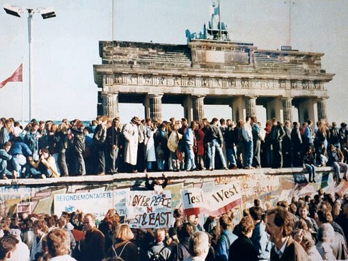 A queda do muro de Berlim - O marco mais simbólico do fim da Guerra Fria foi a queda do muro de Berlim, em novembro de 1989. O símbolo de um mundo dividido ficou de pé em Berlim durante quase três décadas.