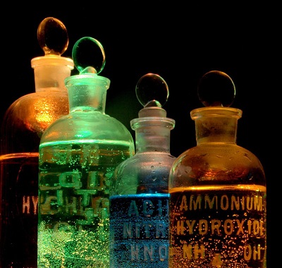 Com salário médio de R$ 1.850, o analista químico foca no controle de qualidade e em outras situações de laboratório. (Foto: Wikimedia Commons)