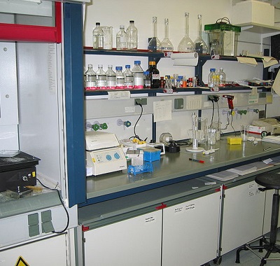 O farmacêutico bioquímico trabalha em laboratório e em análises clínicas. Esse profissional tem um salário médio de R$ 2.521. (Foto: Wikimedia Commons)