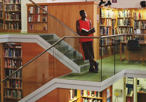 rapaz-lendo-escada-biblioteca.jpg