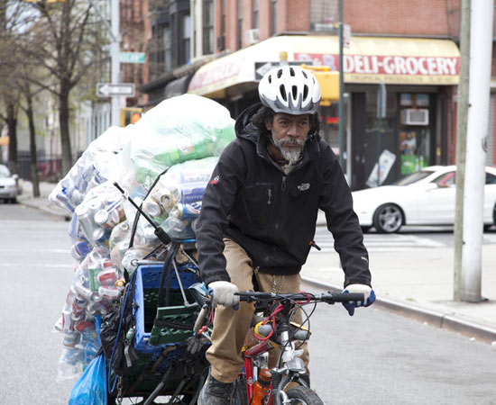 Concorre ao Oscar de Melhor Documentário em curta-metragem e mostra a vida de catadores de lixo norte-americanos que sobrevivem com o dinheiro da reciclagem. Vale a pena assistir para conhecer os problemas sociais e de moradia dos Estados Unidos, que muitas vezes são camuflados pelo seu status de -país desenvolvido-. ESTUDE: ECONOMIA NORTE-AMERICANA, DESIGUALDADE SOCIAL. (imagem: reprodução)