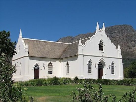 Já nessa época, começou a longa história de segregação e racismo no território que hoje conhecemos como África do Sul. Os imigrantes utilizaram as bases do calvinismo e interpretações da Bíblia para justificarem a ocupação das terras e a expulsão da população nativa. Alegando serem escolhidos de Deus e, portanto, merecedores de privilégios sobre os outros indivíduos, eles começaram a subjugar os negros que viviam na região. (Foto: Wikimedia Commons) Já nessa época, começou a longa história de segregação e racismo no território que hoje conhecemos como África do Sul. Os imigrantes utilizaram as bases do calvinismo e interpretações da Bíblia para justificarem a ocupação das terras e a expulsão da população nativa. Alegando serem escolhidos de Deus e, portanto, merecedores de privilégios sobre os outros indivíduos, eles começaram a subjugar os negros que viviam na região. (Foto: Wikimedia Commons)