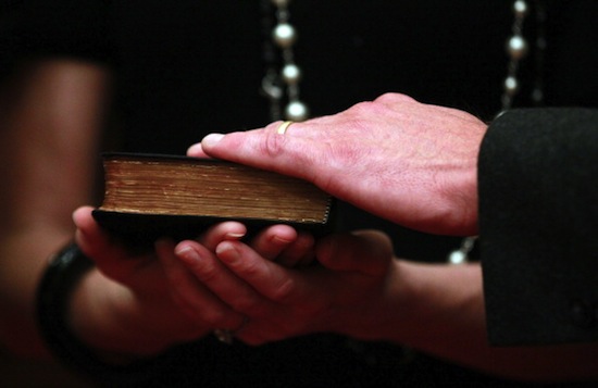 RELIGIÃO - Os salários de R$2.175,79, a jornada de 39,43 horas semanais, a taxa de ocupação de 89,94% e a taxa de cobertura previdenciária de 78,89% fazem das carreiras no ramo de Religião as menos vantajosas entre as analisadas. RELIGIÃO - Os salários de R$2.175,79, a jornada de 39,43 horas semanais, a taxa de ocupação de 89,94% e a taxa de cobertura previdenciária de 78,89% fazem das carreiras no ramo de Religião as menos vantajosas entre as analisadas.